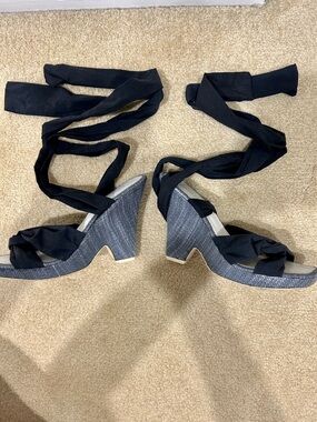 Black 8m dressy wedge sandal with gray woven heel